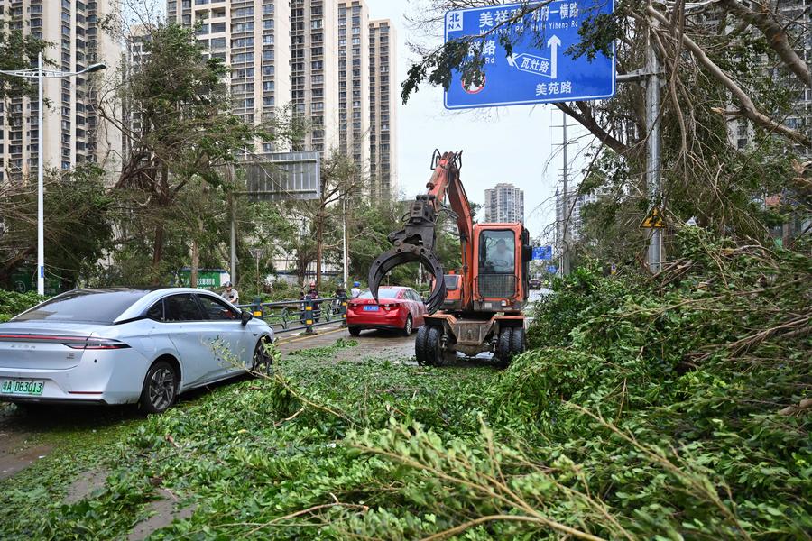 На Хайнане постепенно возобновляется воздушное и морское сообщение после супертайфуна 